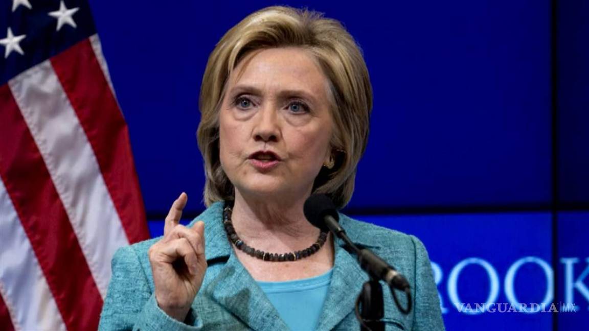 EU investiga correos de ex funcionarios enviados a Hillary Clinton