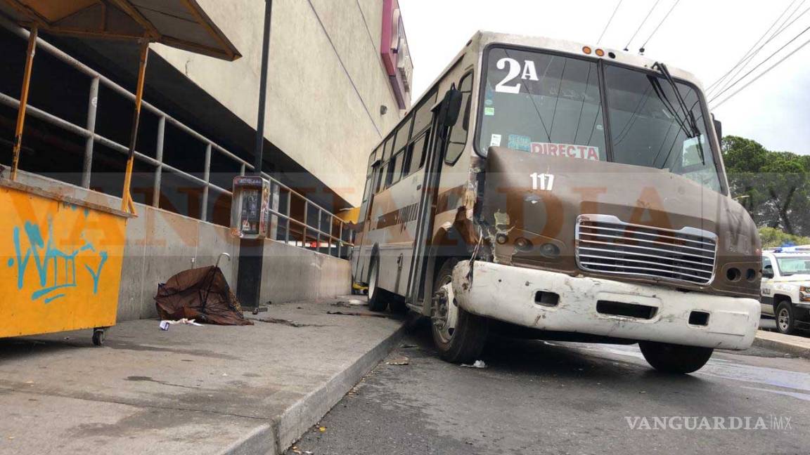 Chofer del transporte público atropella a peatones en Saltillo; hay dos heridos de gravedad