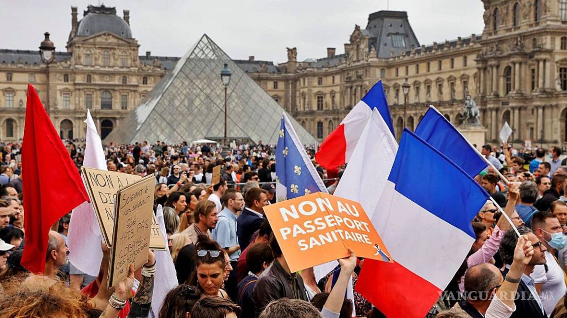 Francia aprueba uso de certificado de vacunación COVID, pese a protestas