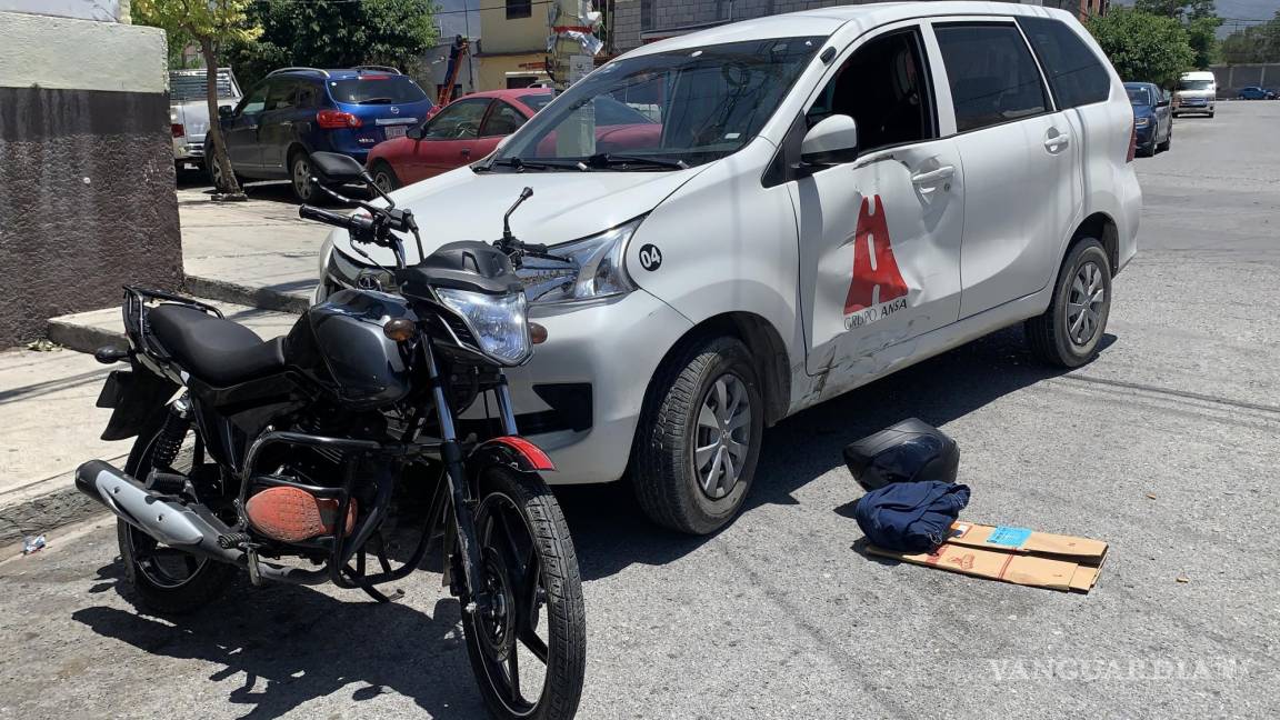 Motociclista se impacta contra una camioneta en calles de colonia González en Saltillo
