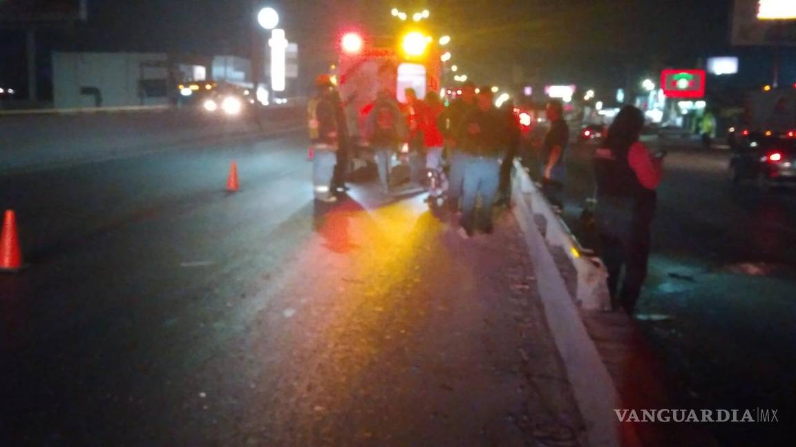 Motociclista impacta contra muro de contención en la entrada de Ramos Arizpe