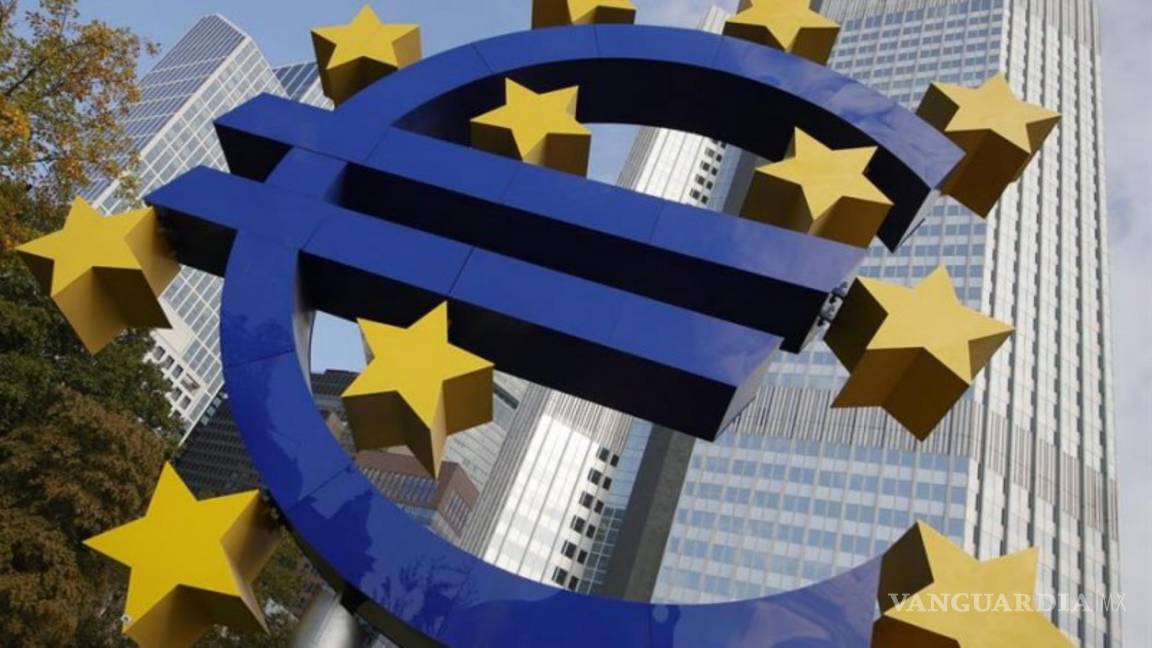 Subastarán la gran escultura azul del euro y símbolo de Europa