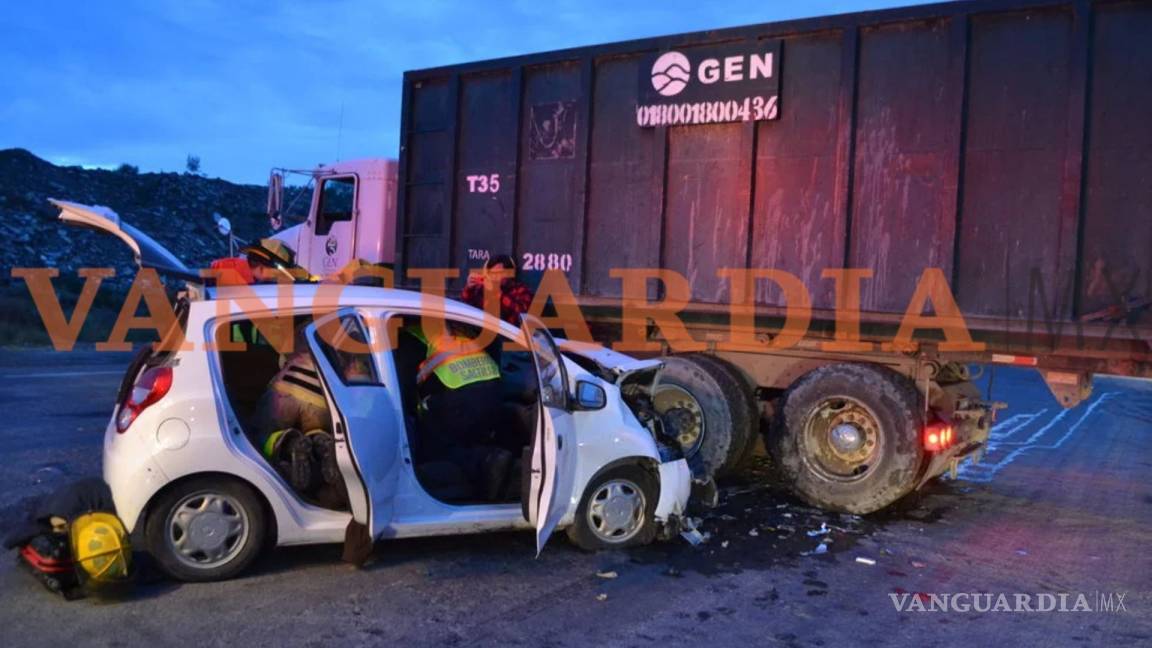 Muere conductor que se estrelló contra camión en la carretera Torreón