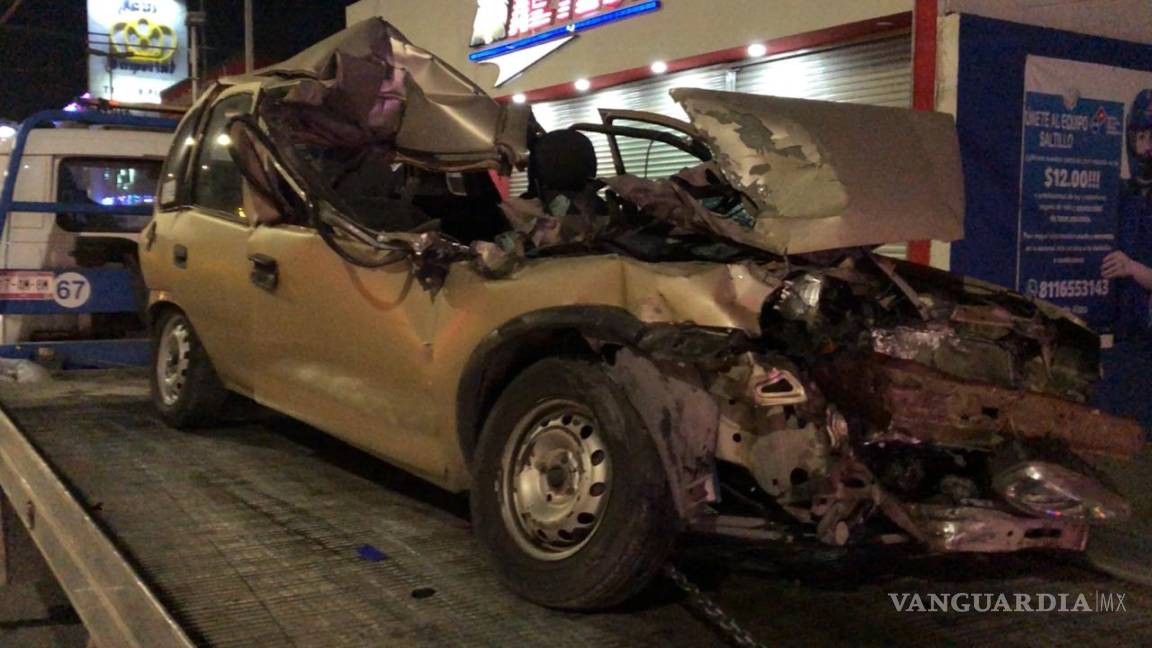 $!Mujer en estado de ebriedad destroza su vehículo al impactar contra pipa