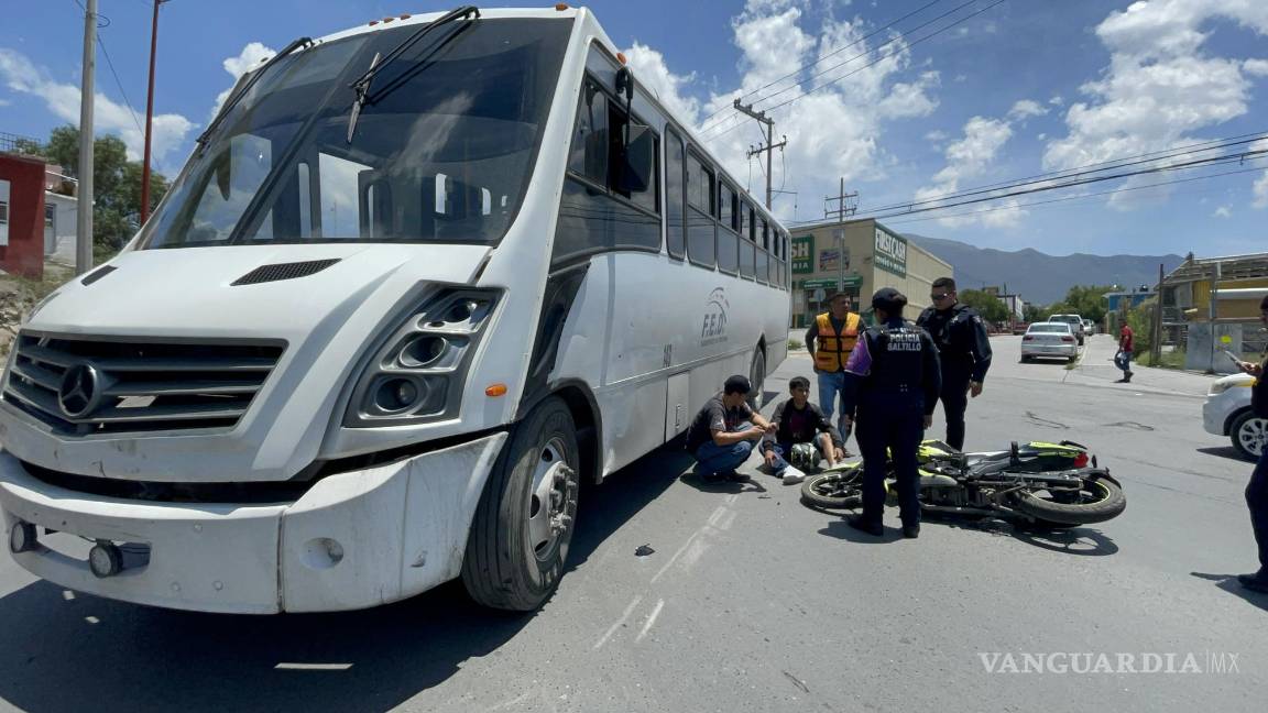 Saltillo: Se atraviesa a motociclista unidad de transporte de personal