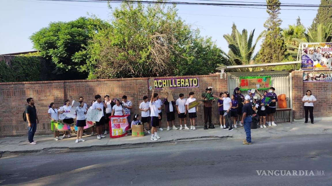 $!Jóvenes alzan la voz... Alumnos del Instituto Yectlalli protestan por problemáticas ambientales que afectan a Saltillo