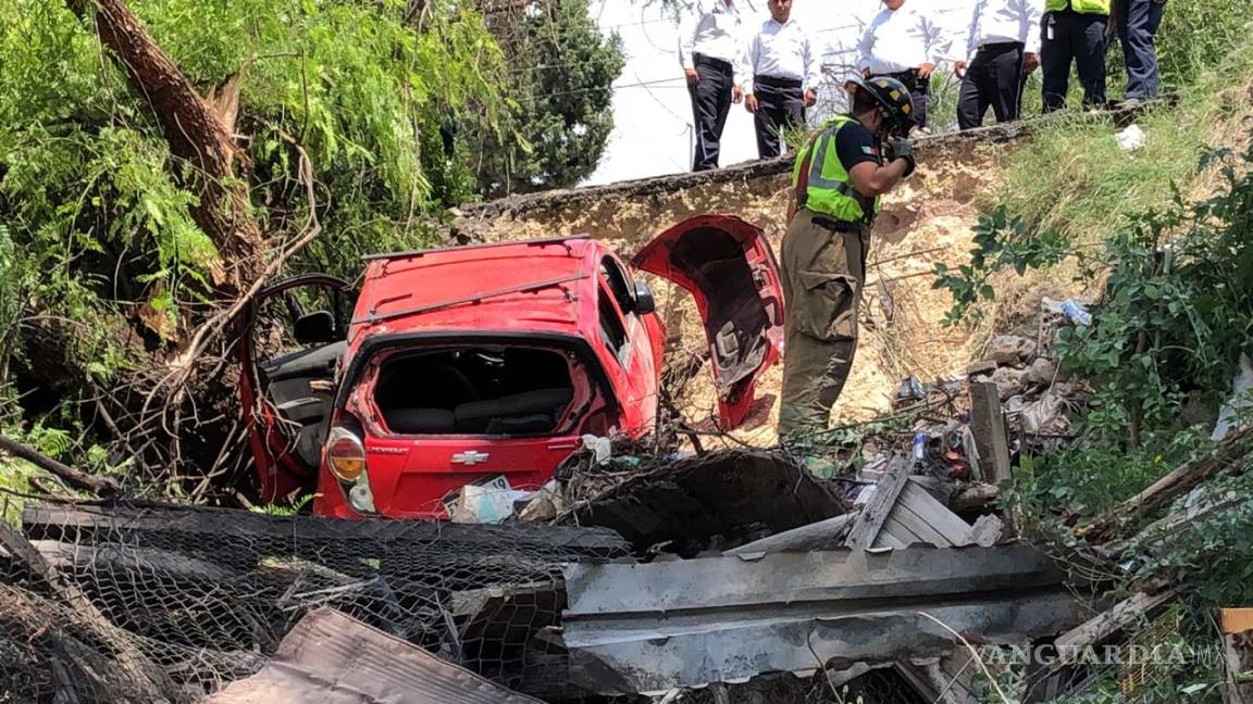 Transporte de personal cae en el patio de casa al sur de Saltillo... por segunda vez en el mes