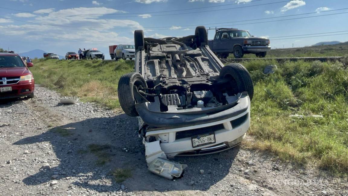 Conductor en presunto estado de ebriedad impacta a camioneta y la deja ‘llantas al cielo’ en carretera a Zacatecas