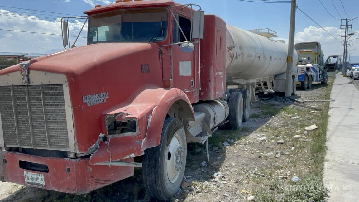 Conductor se desvanece por falta de alimento; impacta tráiler contra poste en la Saltillo-Monterrey