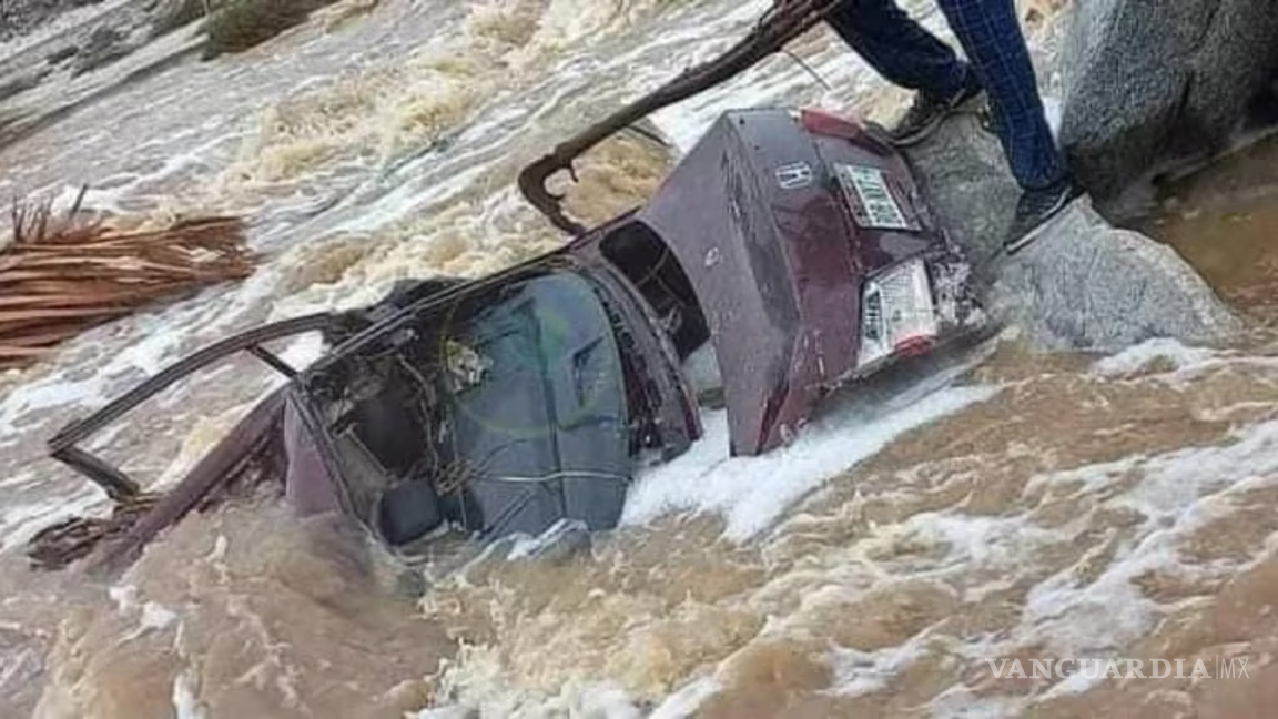 $!Su vehículo Honda color guinda fue arrastrado por un arroyo al norte del poblado Cataviña