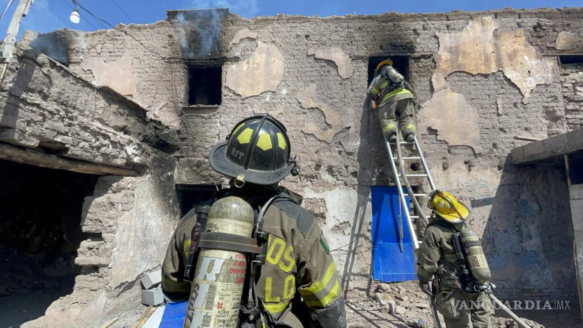Arde en llamas casa abandonada en el centro de Saltillo; hombre en situación de calle sería el responsable