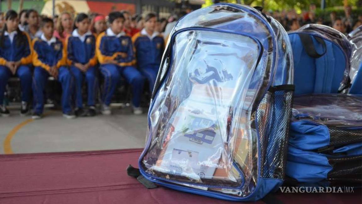 Reparten mochilas transparentes en Nuevo León por violencia en escuelas