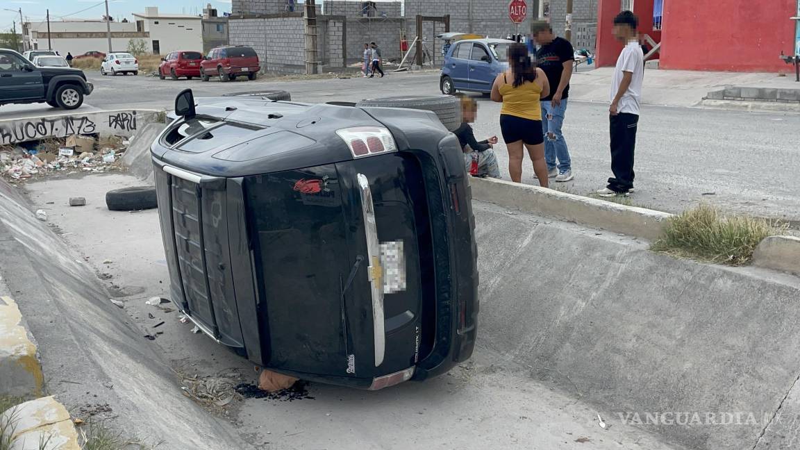 Saltillo: cae a canal tras falla en los frenos; conductora ilesa