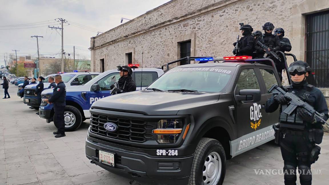 $!El gobernador Manolo Jiménez entrega patrullas y equipamiento policial para reforzar la seguridad en Monclova y Frontera.