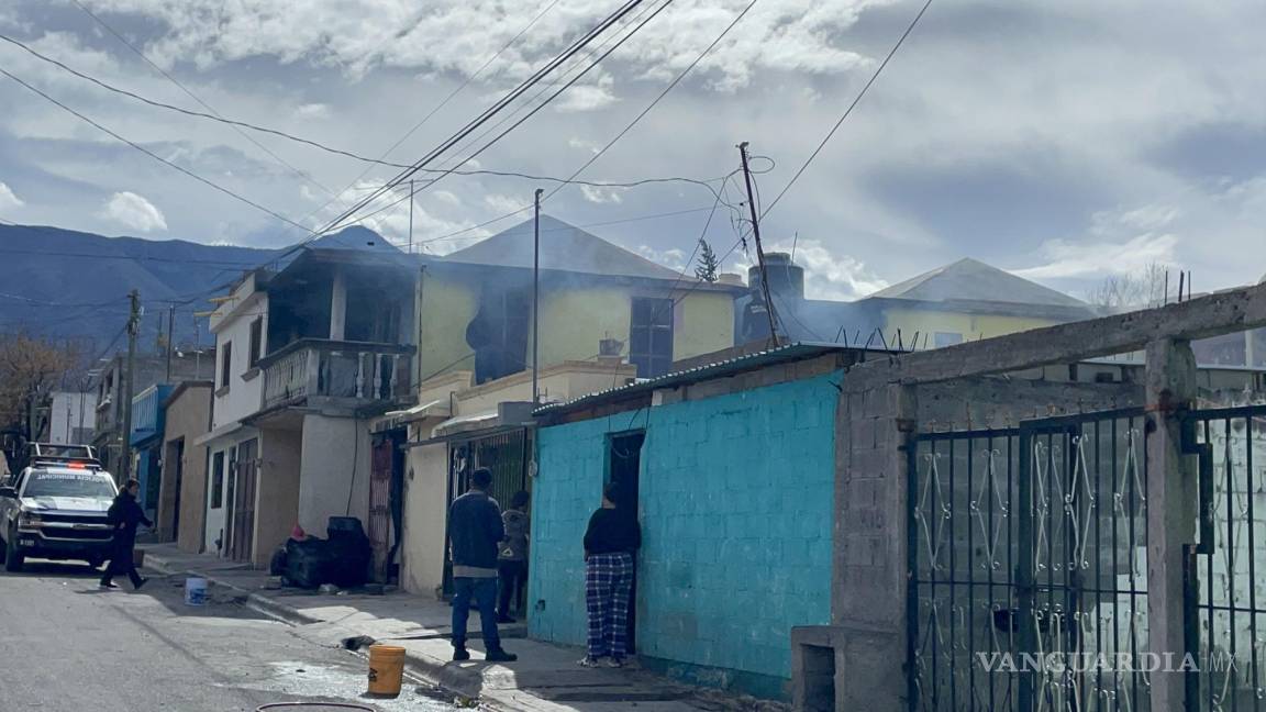 Saltillo: segundo piso arde en llamas y vecinos intentan apagarlo... sin éxito