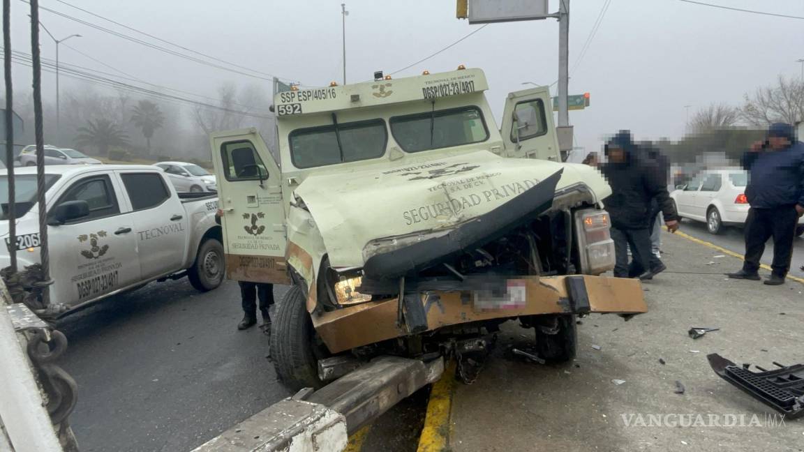 No le importaron los valores ‘civiles’: se pasa el rojo y choca contra dos autos en Saltillo (video)