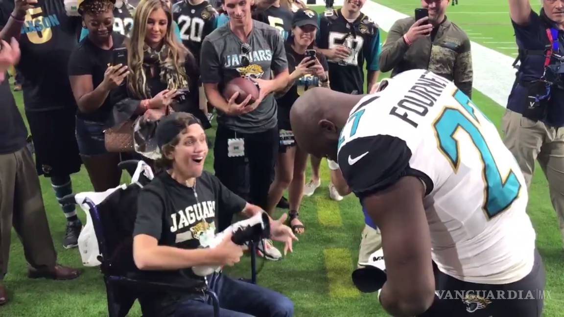La emoción de un aficionado al recibir los tachones de un jugador de la NFL
