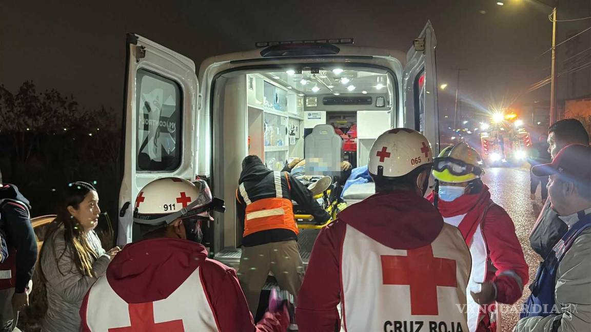 $!El conductor fue trasladado en ambulancia por paramédicos de la Cruz Roja para recibir atención médica tras quedar atrapado en su vehículo.