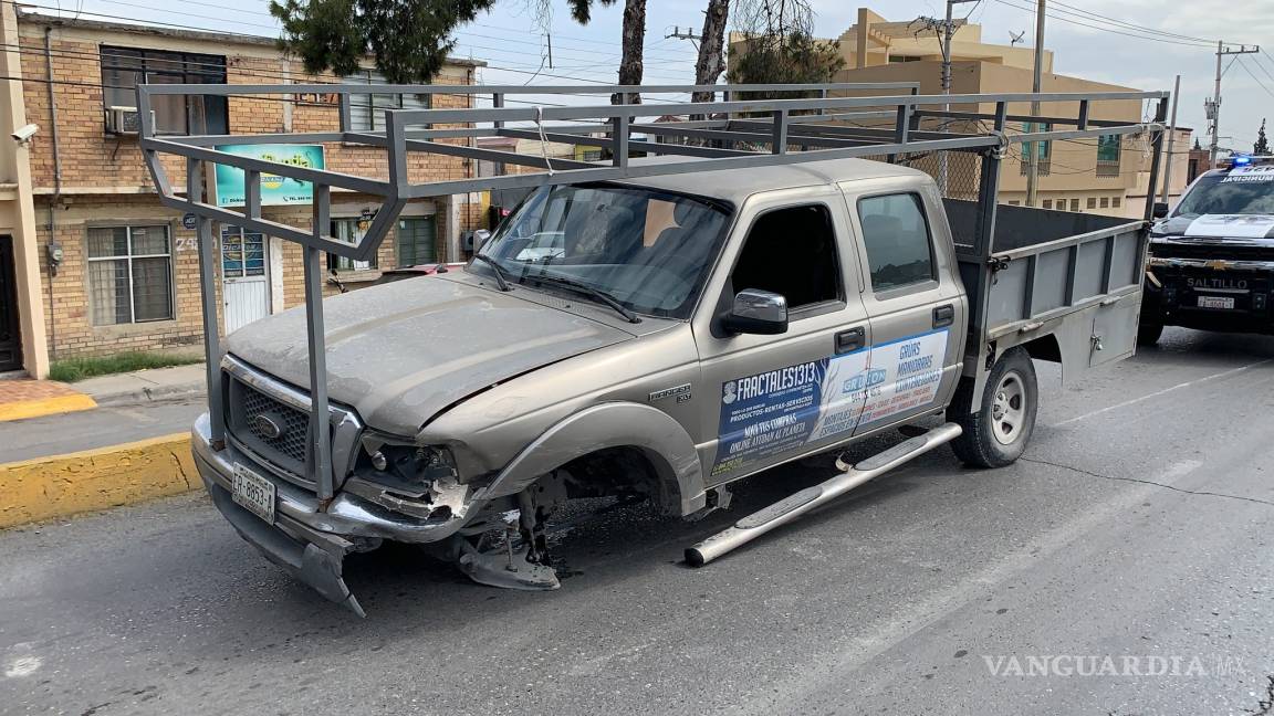 Destroza automóvil al no ver el semáforo en calles de Saltillo