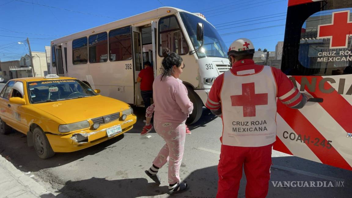 Taxista atropella a mujer y niña cuando bajaban de la ‘combi’ en Centro de Saltillo; rebasó por la derecha