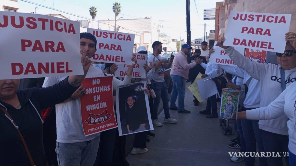 $!Para que se le dé atención al joven, un grupo se manifestó, aunque nunca ha dejado de ser atendido, dijo el abogado de los dueños de la empresa.