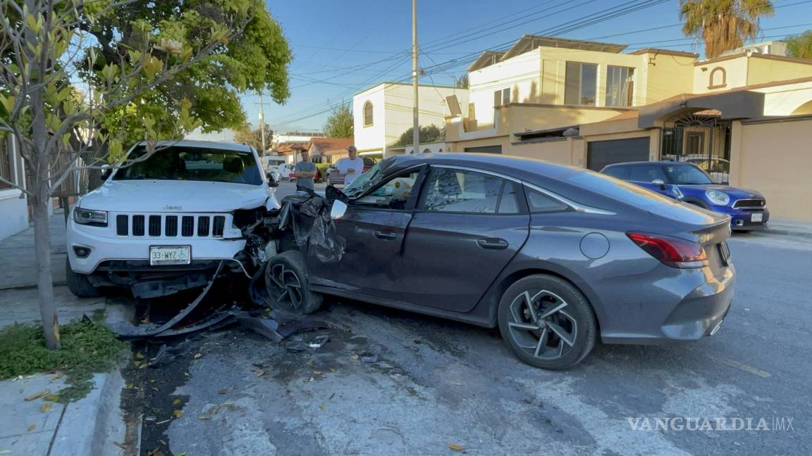 Quinceañero dormita y se estrella contra dos autos, en la colonia San Patricio de Saltillo