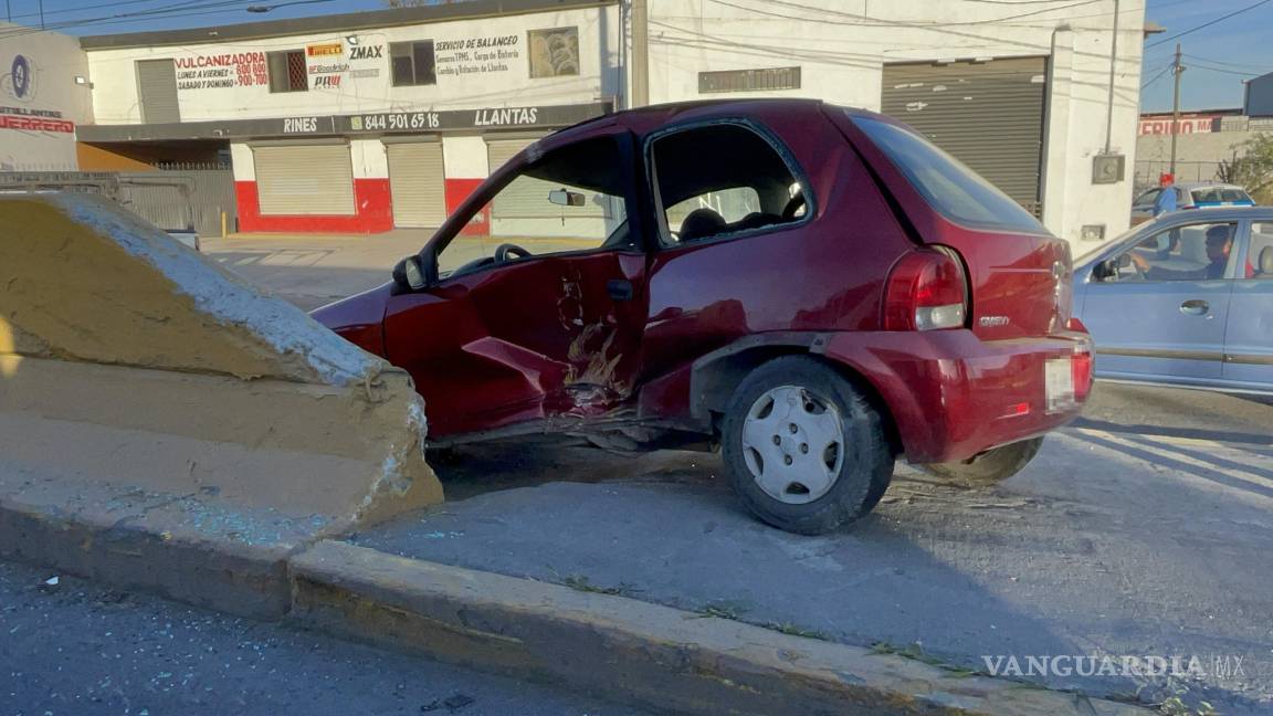 Amanecido joven se estrella contra puente en el periférico LEA de Saltillo; es detenido