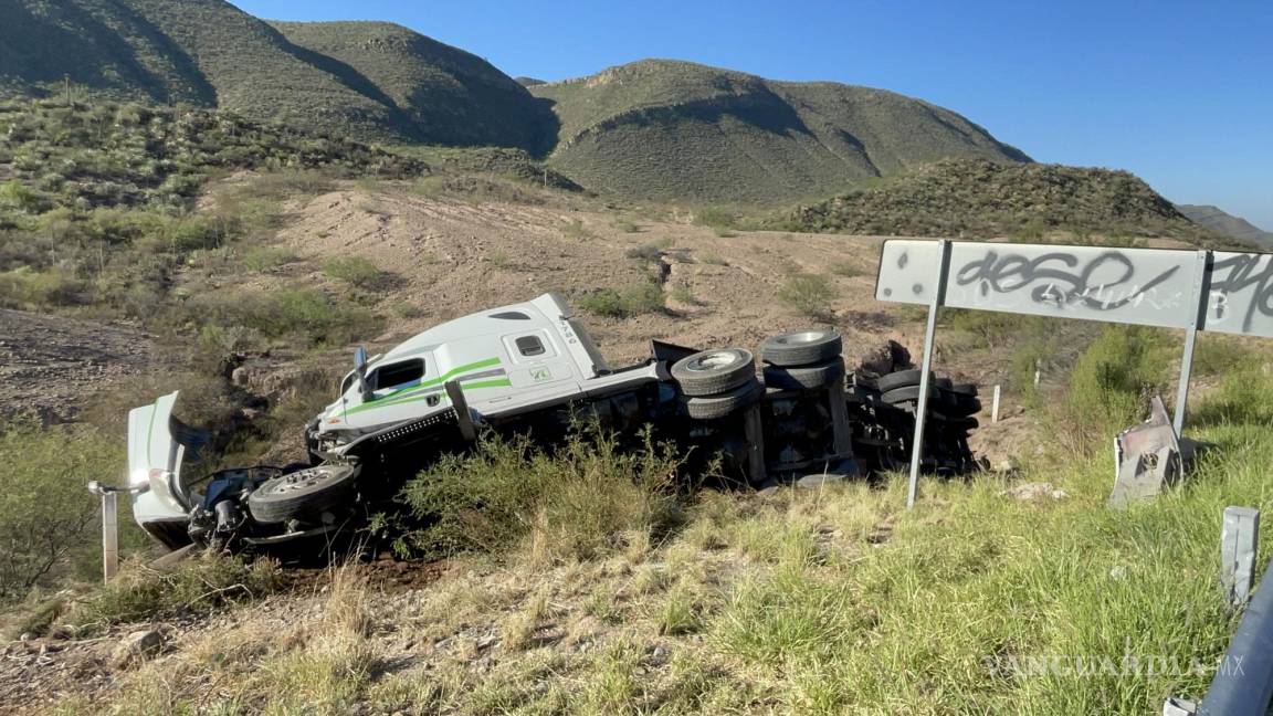 Tráiler cargado de vísceras vuelca; termina con su contenido esparcido al lado de la carretera Torreón-Saltillo