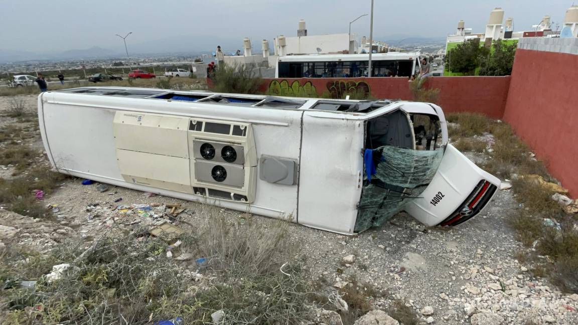 Vuelca transporte de personal en Saltillo y conductor lo abandona