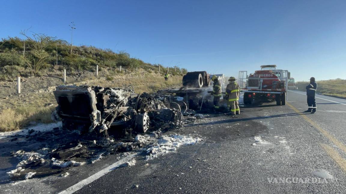 Falla mecánica origina incendio en el libramiento Norponiente; tráiler quedó calcinado