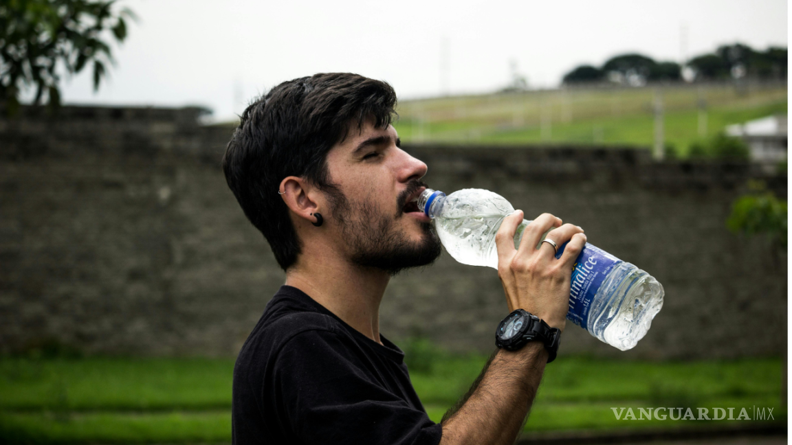 $!Una de las más debatidas es el consumo de agua en horarios específicos como una herramienta para perder peso.