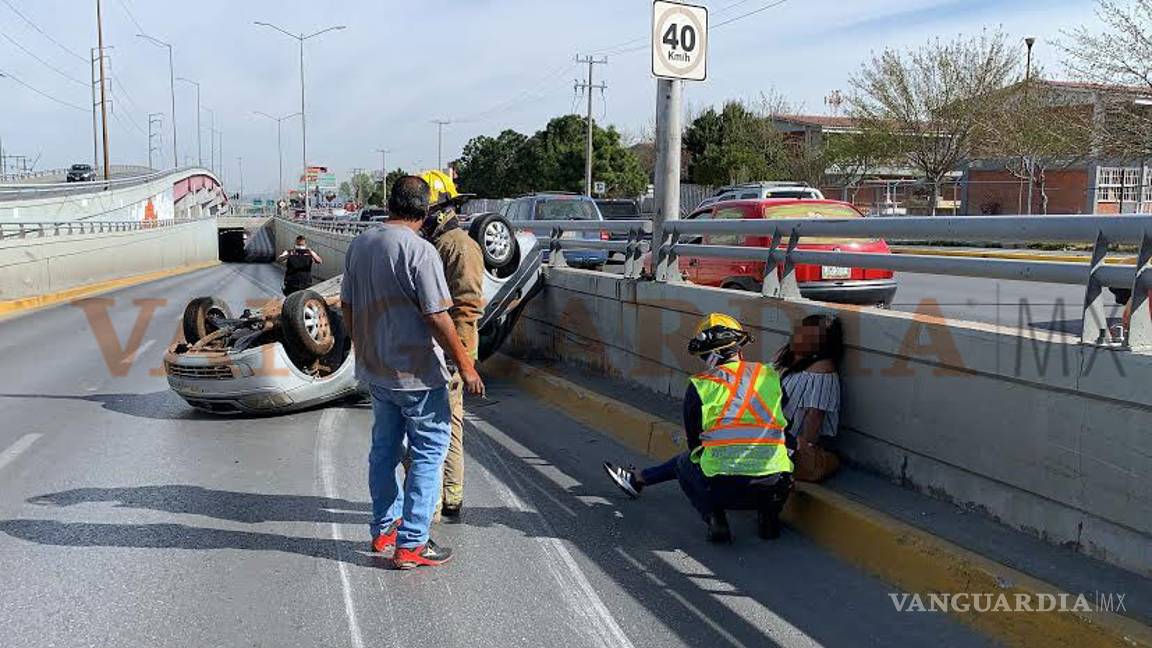 $!Edna volcó con 'el novio', ¡y su marido llegó a auxiliarla!