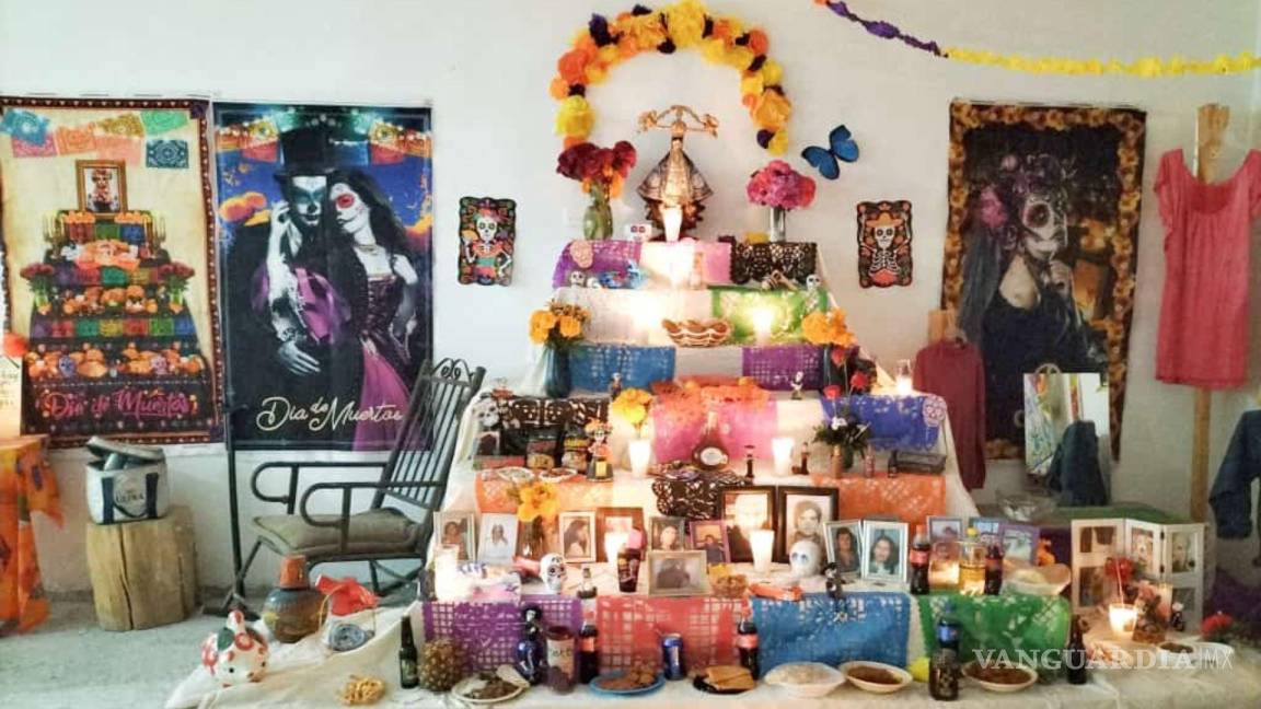 Familia saltillense dedicó su altar del Día de Muertos a 16 personas y 10 mascotas; colocan altares desde 2017