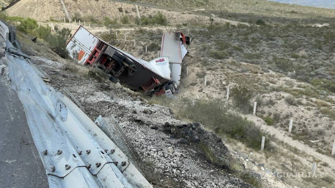 Saltillo: Dormita chofer y cae a barranco con todo y tráiler cargado de azúcar