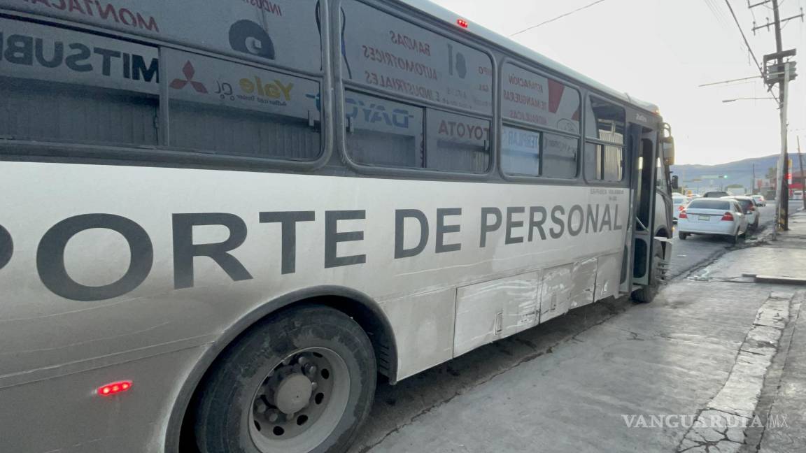 Operador de transporte de personal no hace alto y provoca accidente, en la Zona Centro de Saltillo