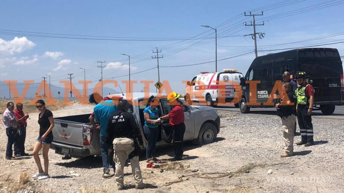 $!Por exceso de velocidad, camioneta de familia saltillense sale del camino cerca de aeropuerto Plan de Guadalupe, Coahuila