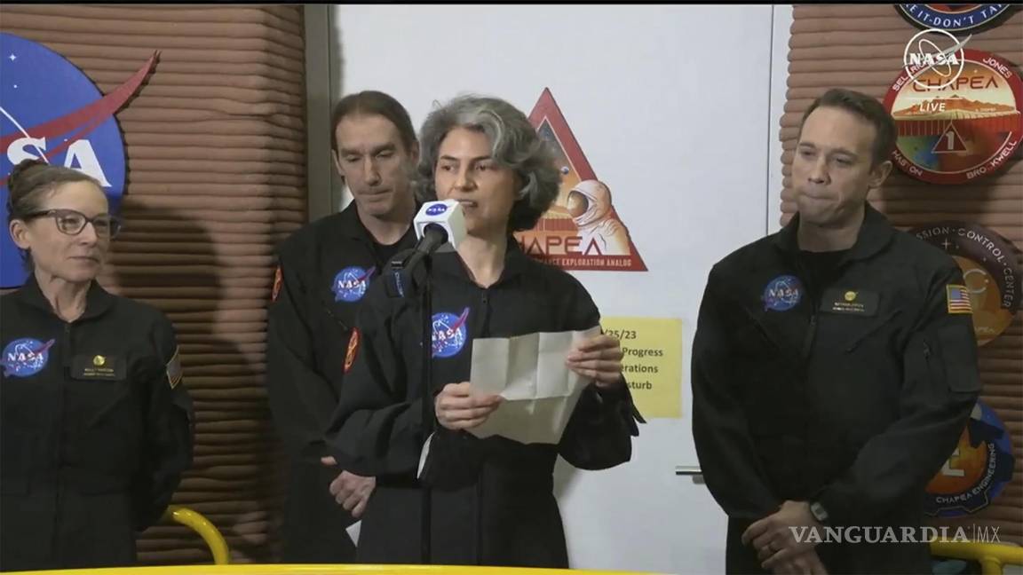 $!Anca Selariu, miembro de la tripulación de la primera misión CHAPEA, da unas declaraciones en el Centro Espacial Johnson en Houston, Texas.