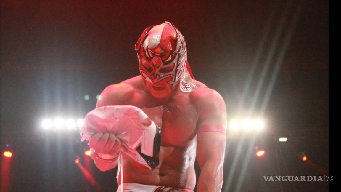 Dragon Lee desenmascaró a La Máscara en el Aniversario del CMLL