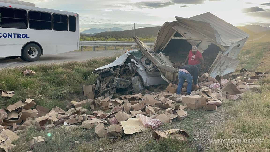 ¡Se llevan la carne! Conductor dormita y vuelca en la carretera Saltillo-Torreón