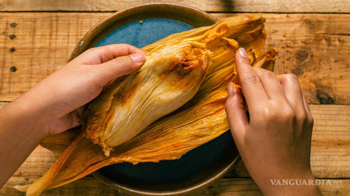 $!El detalle de los tamales norteños, un característico tamaño y rellenos que fusionan la herencia culinaria española con la tradición indígena mexicana.