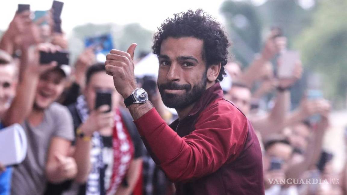 $!Denuncian a Mohamed Salah con la Policía por usar el celular manejando
