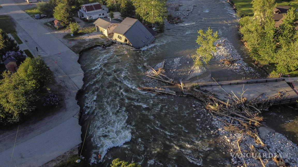 $!Una casa dañada parcialmente después de que las crecidas causaran inundaciones en Red Lodge, Montana.