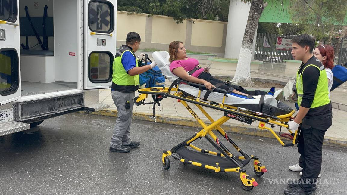 Accidente en resbaladero de la Deportiva termina en fractura para madre de familia en Saltillo