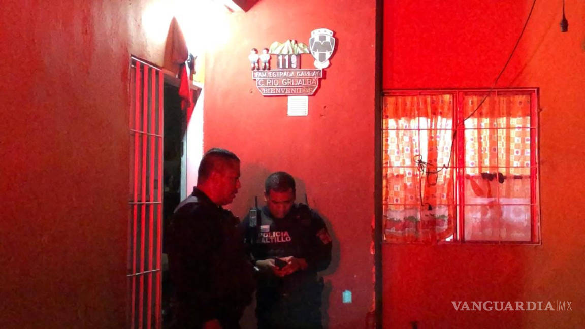 $!Policías de Saltillo auxilian a mujer que dio a luz en la colonia Mirasierra