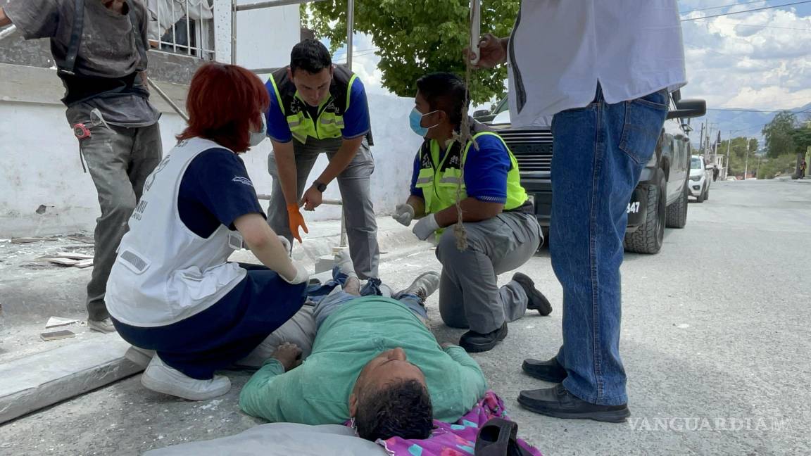 Cae trabajador de andamio en Saltillo; conmueve a niña que rezaba por su vida