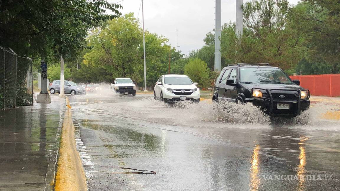 $!Vialidades afectadas y arroyos desbordados tras lluvia en Saltillo