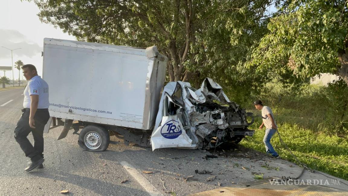 Sobrevive transportista tras aparatoso impacto contra árbol en la carretera Saltillo- Torreón