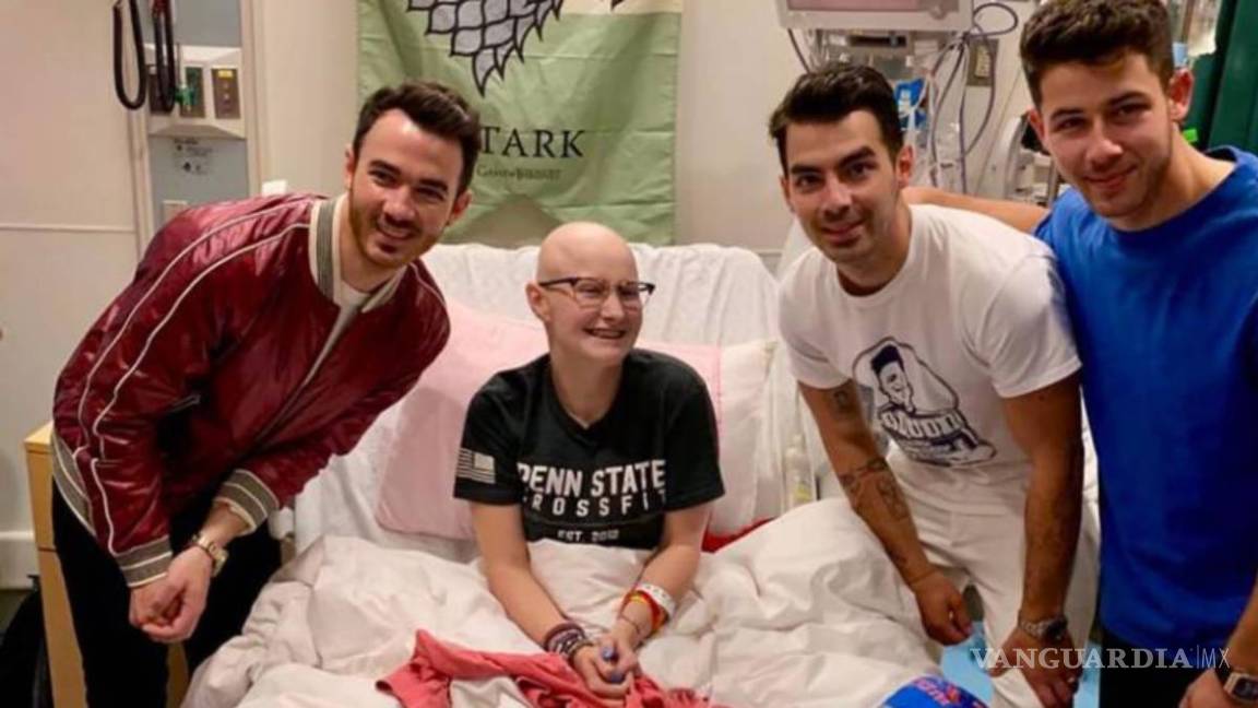 Jonas Brothers visitan a fan que no pudo asistir a su concierto por ir a quimioterapia