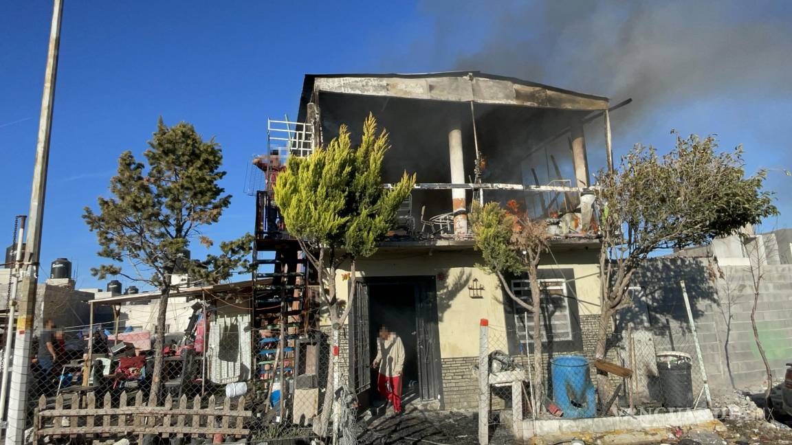 Arde en llamas domicilio en la colonia Nuevo Mirasierra, en Saltillo; mujer sufre quemaduras leves