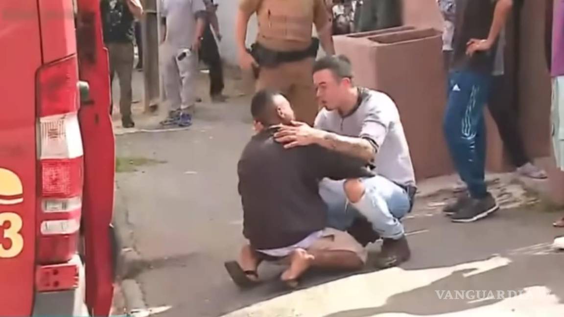 Video de un padre que abraza al hombre que acaba de arrollar a su hija conmueve en Internet
